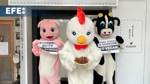Activistas disfrazados de animales protestan contra el consumo de carne de ballena en Japón