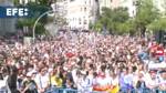 Entre cánticos y banderas miles de madridistas esperan al campeón en Cibeles