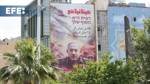 Denuncian la guerra en la Franja de Gaza con un cartel de Netanyahu con el bigote de Hitler en Teherán