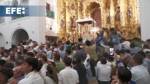 Los almonteños saltan la reja a las 2:57, dando comienzo la procesión de la Virgen