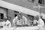 JUAN PABLO II EN ESPAÑAMadrid, 3-11-1982.- El Papa Juan Pablo II durante la celebración de la misa, en el momento de la comunión,  que ofreció en la parroquia de San Bartolomé, en el barrio de Orcasitas.El acto religioso se celebró en un campo de tierra junto a la Iglesia, para conmemorar el 20 aniversario de la fundación de la parroquia del barrio