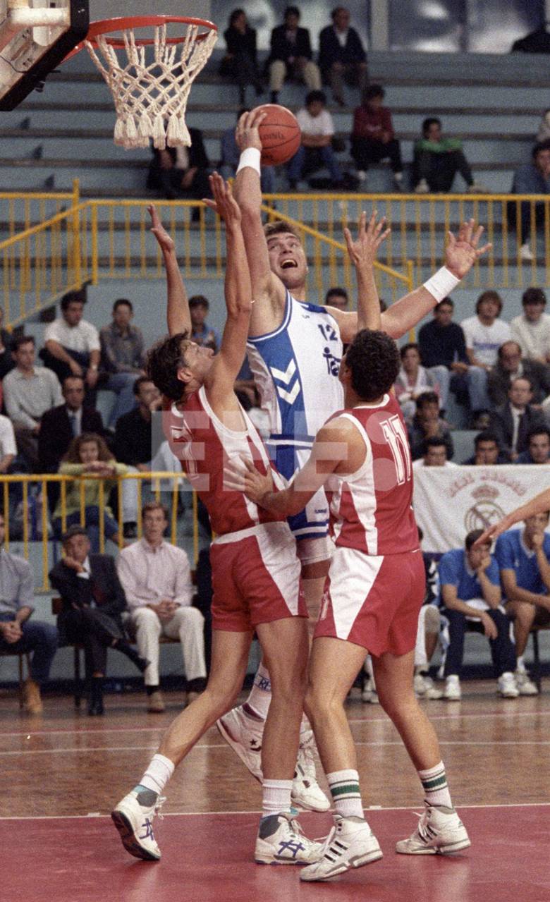LIGA EUROPEA DE BALONCESTO.- Madrid, 8-10-1992.- Sabonis encestar la defensa de dos jugadores búlgaros, durante el partido de vuelta de la Liga Europea disputado esta tarde entre el Real Madrid