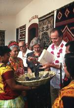 OAXACA (MEXICO), 13-1-1990.- EL REY DON JUAN CARLOS COGE POR LA COLA UNA IGUANA ANTE LA MIRADA ATENTA DE DOÑA SOFIA, DURANTE SU VISITA A MEXICO