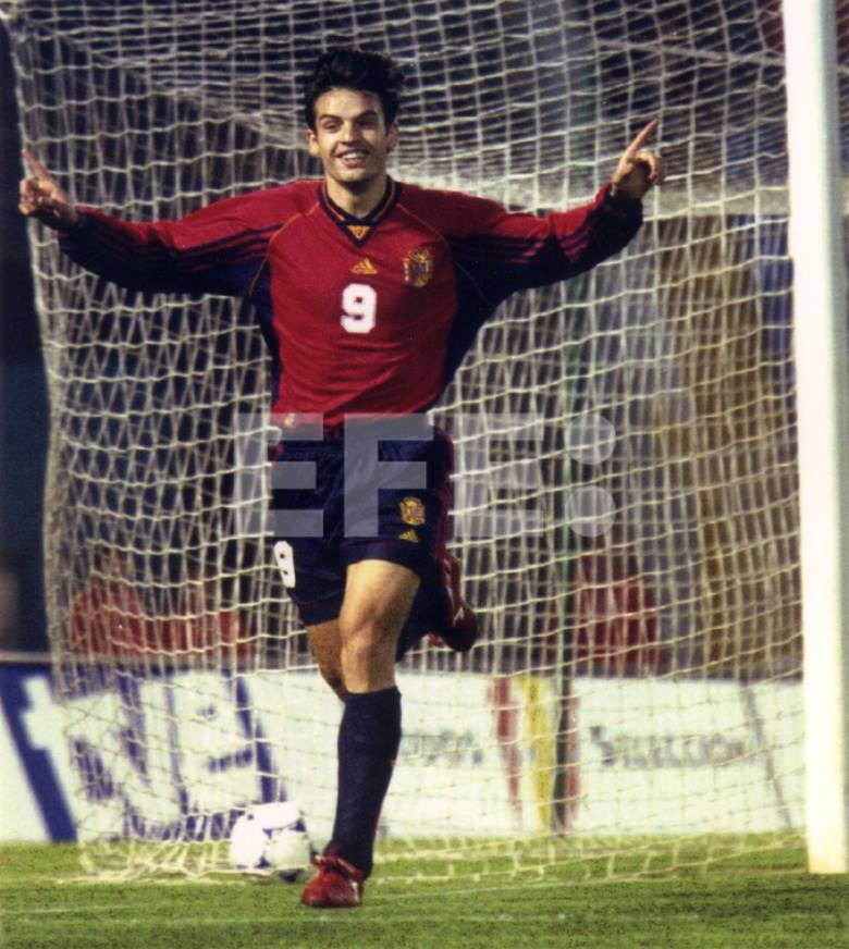 Vigo, 25-3-1998.- El jugador de la selección española, Fernando Morientes celebra su primer marcado contra Suecia, durante el encuentro amistoso que ambas selecciones disputaron esta noche en el estadio Balaídos