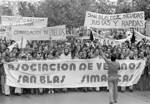 MANIFESTACIONES SAN BLAS Madrid 12-9-76.- Los vecino de San Blas y Simancas recorren las calles en protesta por la carestía de la vida, la manifestación organizada por la Asociación de Vecinos portaba pancartas y barras de pan, alimento hacia el que se dirigen las protestas debido a la conflictividad de precios