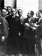 SEGUNDA REPÚBLICA ESPAÑOLA.- MADRID, 4-5-1935.- El líder de la CEDA, José María Gil Robles, rodeado de periodistas, entre ellos Rafael Ortega Lisson (i), tras entrevistarse con el presidente de la República sobre la solución a la crisis ministerial en el Gobierno presidido por Lerroux