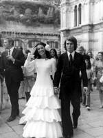 BODA DEL CANTANTE RAPHAEL Venecia (Italia), 14-7-1972.- El cantante Raphael y Natalia Figueroa abandonan la iglesia de San Zacarías al término de la ceremonia religiosa de su boda
