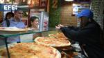 Nathy Peluso promociona su álbum 'Grasa' repartiendo pizza en Nueva York