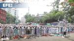 Musulmanes se unen en oración ante la ola de calor en Bangladés