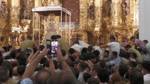Los almonteños saltan la reja dando comienzo la procesión de la Virgen