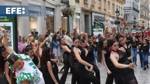 A hundred dancers defy the rain and surprise passers-by in Malaga