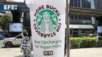 Activistas instalan una taza gigante frente a un Starbucks en Malasia por el cobro extra de la leche no láctea