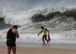 El huracán Bonnie sube a categoría 2 en el Pacífico lejos de costas de México