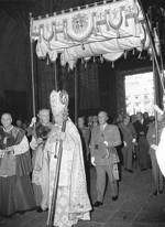 Barcelona, 2-10-1962.- , Francisco Franco sale bajo palio de la catedral de Barcelona