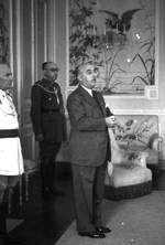 ESPAÑA SAN SEBASTIÁN, 12/08/1946.- El jefe del Estado, Francisco Franco, recibe a los obreros que acudieron a darle las gracias en nombre de los trabajadores de Guipúzcoa por las mejoras concedidas últimamente