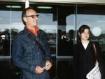 Madrid, abril de 1980.- El director de cine Carlos Saura, junto a su compañera Mercedes Pérez, en el aeropuerto de Barajas a su llegada de Estados Unidos a donde ha acudido para asistir a la ceremonia de entrega de los "Oscar" de la Academia de Cine de Hollywood