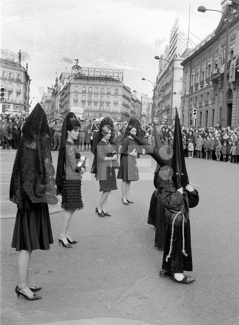 PROCESIONES DE SEMANA SANTA  Mujeres vestidas de negro y con  mantilla durante la procesión del Santo Entierro que recorre las calles de  Madrid el Sábado Santo | Foto | 8000712127