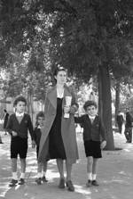 Madrid, 9-10-1940.- Los hijos del ministro de Gobernación, Ramón Serrano Súñer, y de Ramona Polo De Serrano (Zita Polo), hermana del Jefe del Estado, pasean por el parque de El Retiro de la mano de su cuidadora