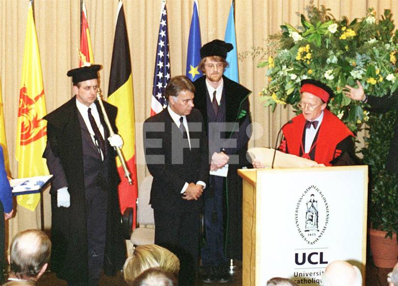 Bruselas, 02/02/1995.- El presidente Felipe González, durante la ceremonia  de su investidura como "doctor honoris causa" por la Unoversida Católica de  Lovaina, en una ceremonia académica a la que asistieron los reyes