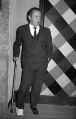 Madrid, 18/11/1964.- El actor madrileño Enrique Avila con una pierna escayolada